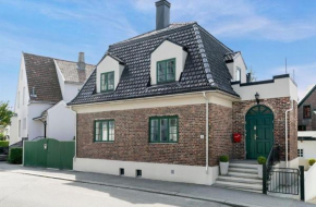 Art filled townhouse in the center of Stavanger